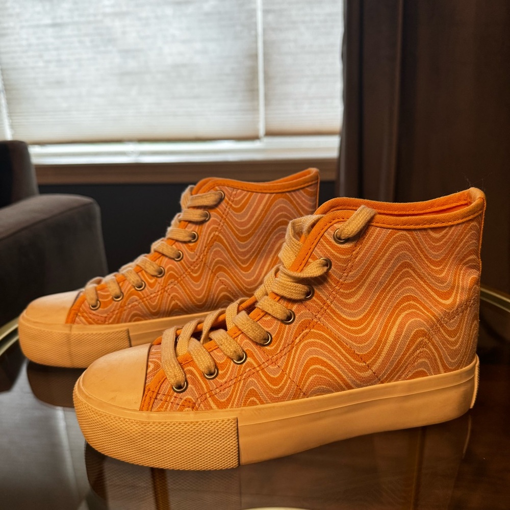 American Eagle lace up high tops women’s size 6